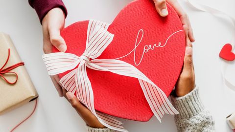 Shop For Travel-Inspired Valentine's Day Gifts, Perfect For Your Globetrotting Partner